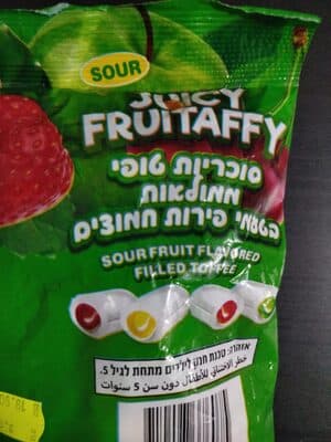 Juicy Fruitaffy. סוכריות טופי ממולאות בטעמי פירות חמוצים