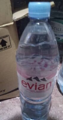 Минеральная вода Evian 1.