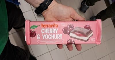 שוקולד חלב טראויטה עם מחית דובדבנים ויוג