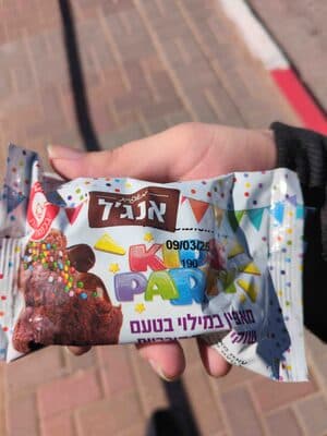 מאפין במילוי בטעם שוקולד עם סוכריות