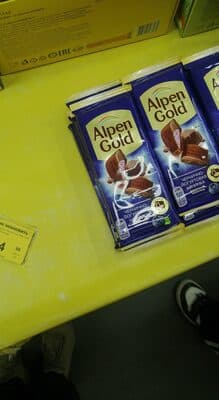 שוקולד חלב אוכמניות יוגורט אלפן גולד 80 גר